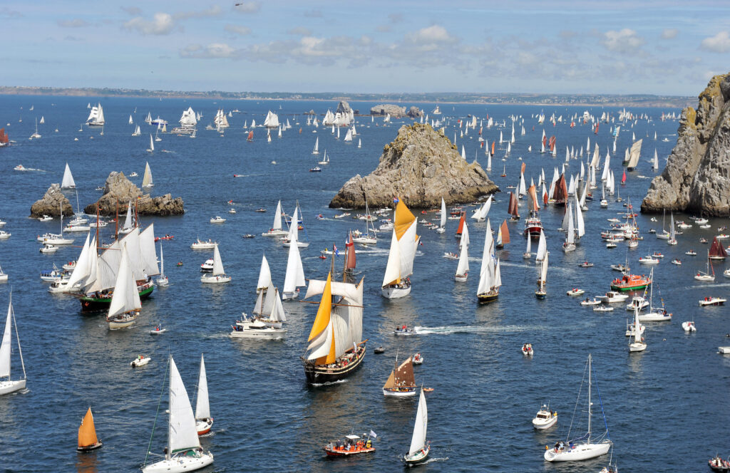 Vessels sail between Brest and Douarnene