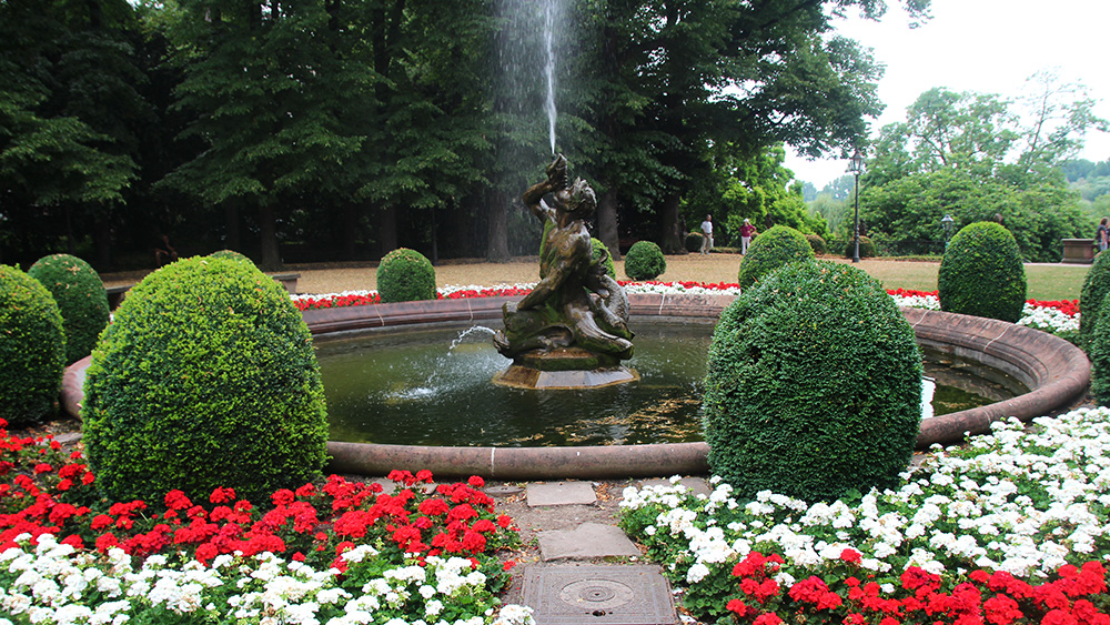 Tritonbrunnen im Bolongarogarten vor dem Bolongaropalast in Höchst