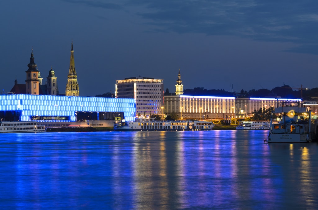 Lentos Kunstmuseum und die Türme von Stadtpfarrkirche, Alter Dom, Neuer Dom und Landhaus (vlnr) an der Donau