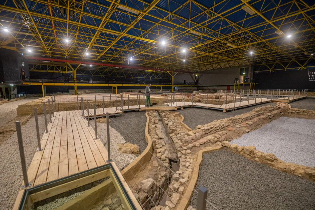 Directeur Hans Thuis toont ons het nieuwe looppad over de restanten van het Romeins Badhuis in Heerlen. Thermenmuseum