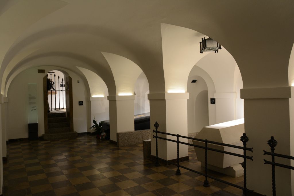 Bazylika-Archikatedralna-w-Warszawie-p.w.-Męczeństwa-św.-Jana-Chrzciciela-podziemia-fot.-Łukasz-Kopeć-2