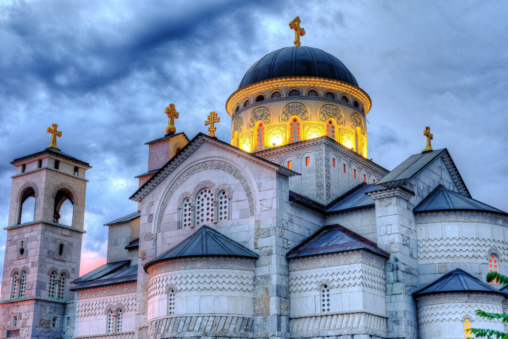 Die serbisch-orthodoxe Auferstehungskathedrale ist das architektonische Prunkstück von Podgorica und eines der jüngsten Wahrzeichen der Stadt, Montenegro